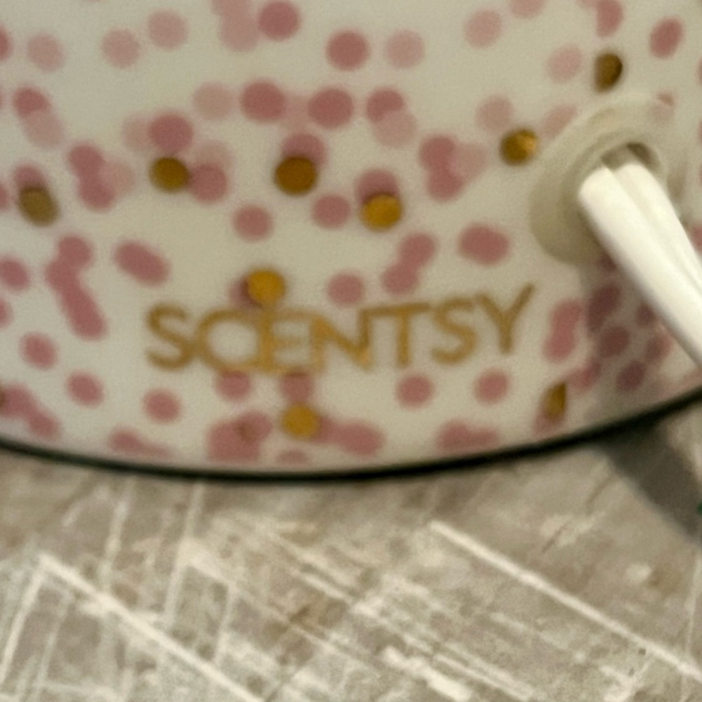 SCENTSY Dream Big Wax Warmer Pink/ Gold Glitter Heart Inspiration - Picture 7 of 8